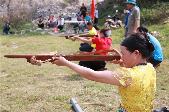 Thi đấu bắn nỏ tại lễ hội Then Kin Pang. Ảnh: Việt Dũng - TTXVN 