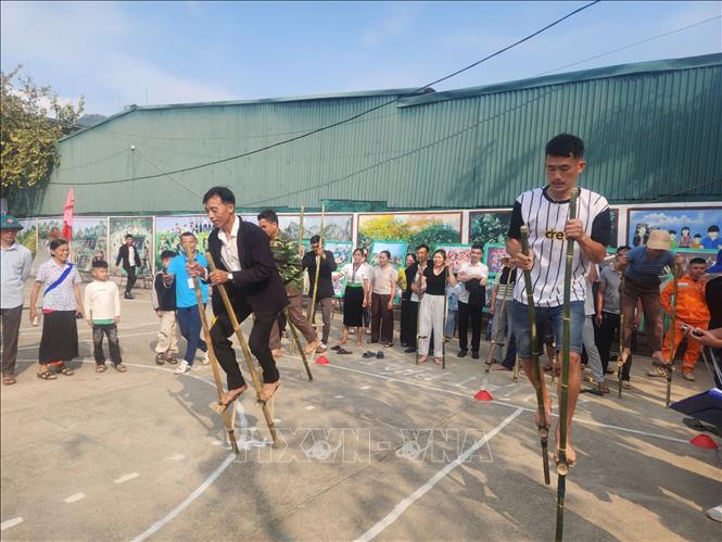 Các trò chơi dân gian tại lễ hội Then Kin Pang thu hút đông đảo người dân. Ảnh: Việt Dũng - TTXVN 