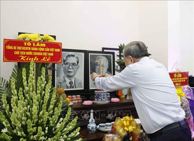 Bet8801234.com cá cược độc quyền, Chủ tịch nước Tô Lâm dâng hương tưởng nhớ Bet8801234.com cá cược độc quyền Nguyễn Văn Linh. Ảnh: Thống Nhất – TTXVN