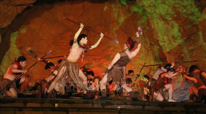 Chương trình nghệ thuật có bốn chương gồm: Vạn Cổ Anh Linh; Đại Cồ Việt Khai Quốc; Huyền Thiên Cổ Đàn và Hội Yến Hoa Tiên. Ảnh: Thùy Dung - TTXVN