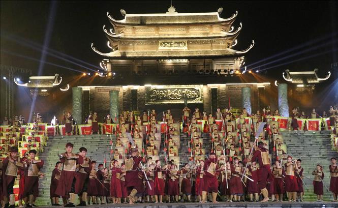 Chương trình quy tụ khoảng 2.500 diễn viên và lực lượng tham gia thể hiện các phân cảnh sinh hoạt, nghi lễ và chiến trận được dàn dựng trên không gian thực cảnh rộng lớn. Ảnh: Thùy Dung - TTXVN