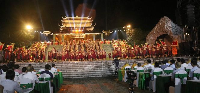 Chương trình quy tụ khoảng 2.500 diễn viên và lực lượng tham gia thể hiện các phân cảnh sinh hoạt, nghi lễ và chiến trận được dàn dựng trên không gian thực cảnh rộng lớn. Ảnh: Thùy Dung - TTXVN