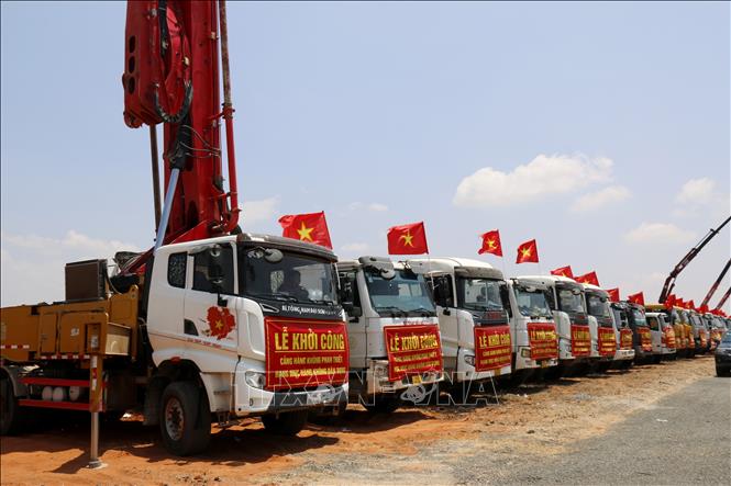 Phương tiện phục vụ thi công xây dựng Hạng mục hàng không dân dụng của sân bay Phan Thiết. Ảnh: Nguyễn Thanh - TTXVN 