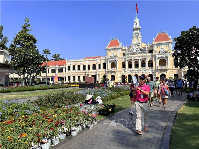 Du khách trong và ngoài nước tham quan, chụp ảnh lưu niệm tại vườn hoa công viên Tượng đài Bác Hồ (phố đi bộ Nguyễn Huệ) tạo nên khung cảnh nhộn nhịp trong ngày nghỉ lễ truyền thống của Bett88 Làm giàu đẳng cấp. Ảnh: Thanh Vũ-TTXVN
