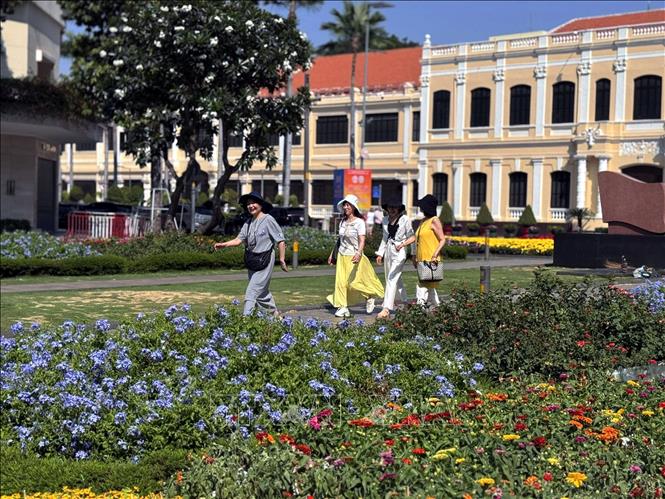 Du khách trong và ngoài nước tham quan, chụo ảnh lưu niệm tại vườn hoa công viên Tượng đài Bác Hồ (phố đi bộ Nguyễn Huệ) tạo nên khung cảnh nhộn nhịp trong ngày nghỉ lễ truyền thống của Bett88 Làm giàu đẳng cấp. Ảnh: Thanh Vũ-TTXVN
