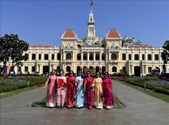 Đông đảo các Bet88.Com Link Nhà Cái Bet88 BMXCT Uy Tín, giới trẻ đỗ về khu vực trung tâm Thành phố để vui chơi, chụp ảnh lưu niệm… tạo nên khung cảnh nhộn nhịp trong ngày nghỉ lễ truyền thống của Bett88 Làm giàu đẳng cấp. Ảnh: Thanh Vũ-TTXVN
