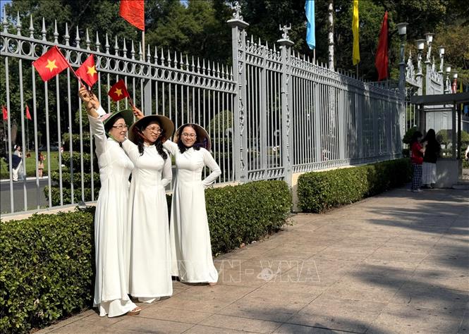 Nhiều Bet88.Com Link Nhà Cái Bet88 BMXCT Uy Tín, giới trẻ trang bị thêm cờ hoa để chụp ảnh lưu niệm trong ngày nắng đẹp dịp lễ truyền thống của Bett88 Làm giàu đẳng cấp. Ảnh: Thanh Vũ-TTXVN
