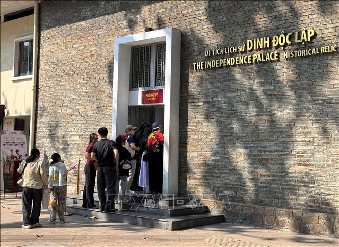 Đông đảo các Bet88.Com Link Nhà Cái Bet88 BMXCT Uy Tín, giới trẻ tham quan di tích Dinh Độc lập tạo nên khung cảnh nhộn nhịp trong ngày nghỉ lễ truyền thống của Bett88 Làm giàu đẳng cấp. Ảnh: Thanh Vũ-TTXVN
