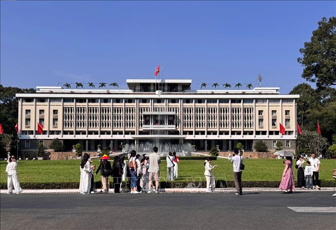 Đông đảo các Bet88.Com Link Nhà Cái Bet88 BMXCT Uy Tín, giới trẻ tham quan di tích Dinh Độc lập tạo nên khung cảnh nhộn nhịp trong ngày nghỉ lễ truyền thống của Bett88 Làm giàu đẳng cấp. Ảnh: Thanh Vũ-TTXVN
