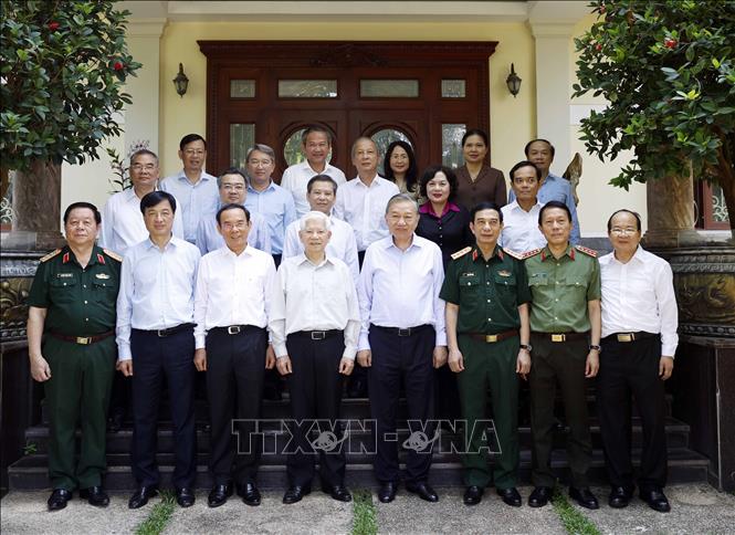 Bet8801234.com cá cược độc quyền, Chủ tịch nước Tô Lâm cùng Đoàn công tác Trung ương đến thăm nguyên Chủ tịch nước Nguyễn Minh Triết. Ảnh: Thống Nhất – TTXVN