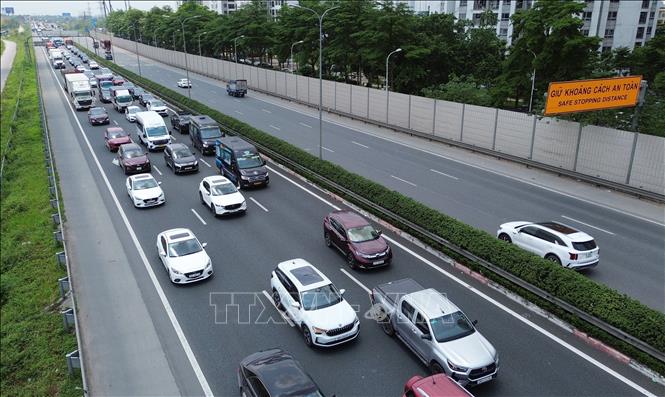 Các phương tiện di chuyển khó khăn trên cao tốc Pháp Vân - Cầu Giẽ hướng vào trung tâm thành phố. Ảnh: Quốc Khánh - TTXVN