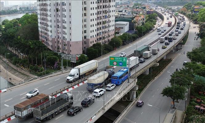 Các phương tiện nối đuôi nhau di chuyển khó khăn hướng đi Quốc lộ 1A từ Vành đai 3. Ảnh: Quốc Khánh - TTXVN