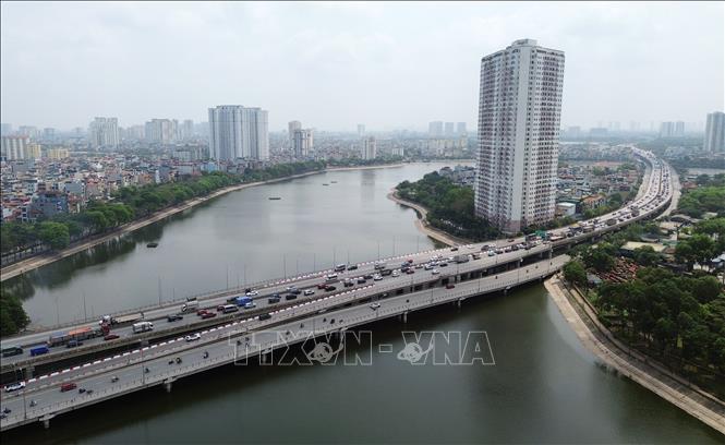 Đường Vành đai 3 trên cao đoạn qua bán đảo Linh Đàm các phương tiện nối đuôi nhau di chuyển khó khăn hướng đi quốc lộ 1A, cao tốc Pháp Vân - Cầu Giẽ trong buổi trưa 27/4. Ảnh: Quốc Khánh - TTXVN