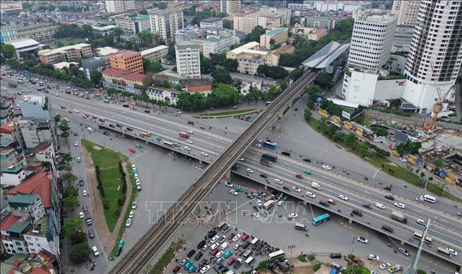 Tại nút giao cầu vượt Phạm Văn Đồng - Mai Dịch, lượng phương tiện tăng cao hướng vào đường Vành đai 3 trên cao đi Quốc lộ 1A. Ảnh: Quốc Khánh - TTXVN
