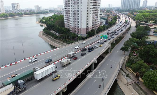 Các phương tiện nối đuôi nhau di chuyển khó khăn hướng đi Quốc lộ 1A từ Vành đai 3. Ảnh: Quốc Khánh - TTXVN