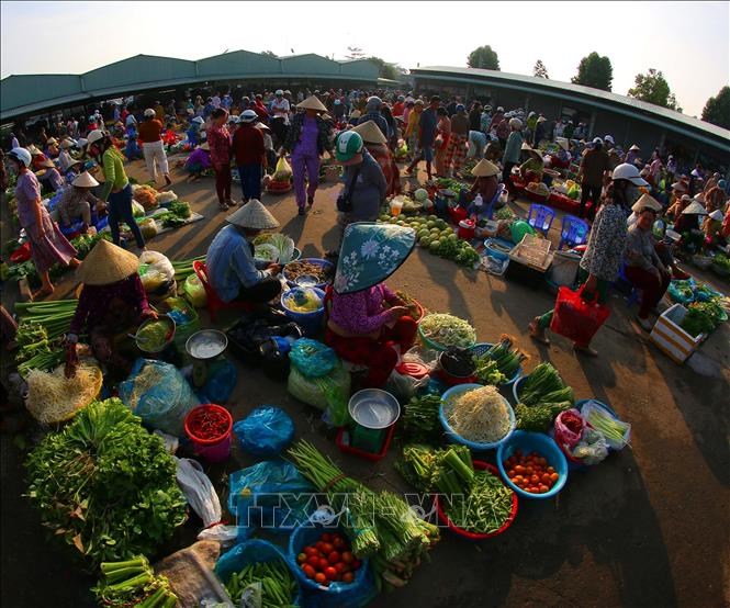 Hàng hóa bày bán ngay ngắn, thẳng hàng, gọn gàng và có trật tự. Ảnh: Duy Khương – TTXVN