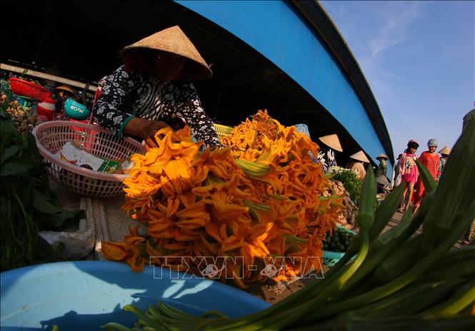 Hầu hết các nông sản đều do nông dân đem ra bán mà không qua trung gian. Ảnh: Duy Khương – TTXVN