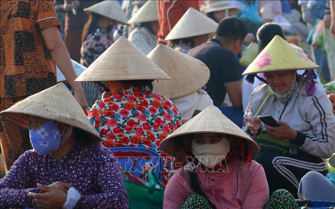 Nét đặc trưng khu chợ là không có mái che, không có kệ sạp. Ảnh: Duy Khương – TTXVN
