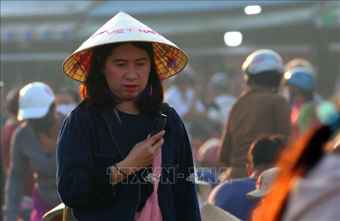 Du khách lưu lại hình ảnh khu chợ. Ảnh: Duy Khương – TTXVN