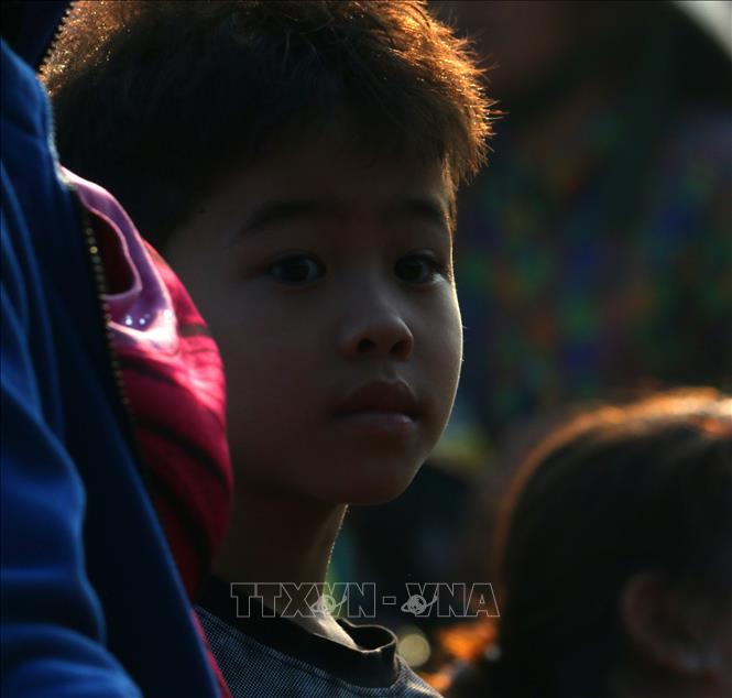 Theo bà đi chợ “chổm hổm” Vị Thanh. Ảnh: Duy Khương – TTXVN