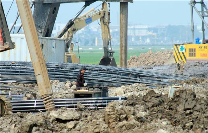 Công nhân thi công cốt thép trụ cầu. Ảnh: Thái Thuần – TTXVN