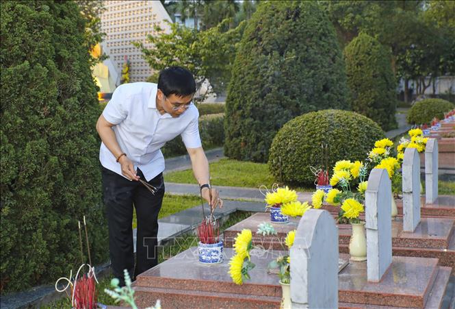 Phó Thủ tướng Nguyễn Văn Thắng thắp hương tri ân các liệt sĩ tại Nghĩa trang Liệt sĩ A1. Ảnh: Xuân Tư – TTXVN