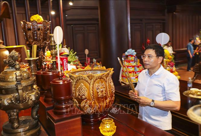 Phó Thủ tướng Nguyễn Văn Thắng dâng hương tại Đền thờ Liệt sĩ Chiến trường Điện Biên Phủ. Ảnh: Xuân Tư – TTXVN