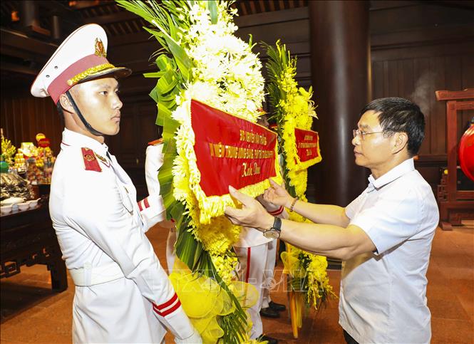 Phó Thủ tướng Nguyễn Văn Thắng dâng hoa tại Đền thờ Liệt sĩ Chiến trường Điện Biên Phủ. Ảnh: Xuân Tư – TTXVN
