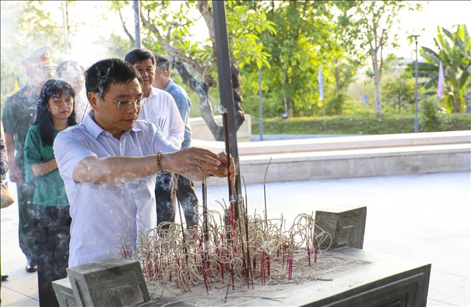 Phó Thủ tướng Nguyễn Văn Thắng dâng hương tại Đền thờ Liệt sĩ Chiến trường Điện Biên Phủ. Ảnh: Xuân Tư – TTXVN