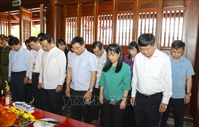 Phó Thủ tướng Nguyễn Văn Thắng cùng đoàn công tác dâng hương tại Nhà tưởng niệm Chủ tịch Hồ Chí Minh ở Di tích Đồi E2. Ảnh: Xuân Tư – TTXVN