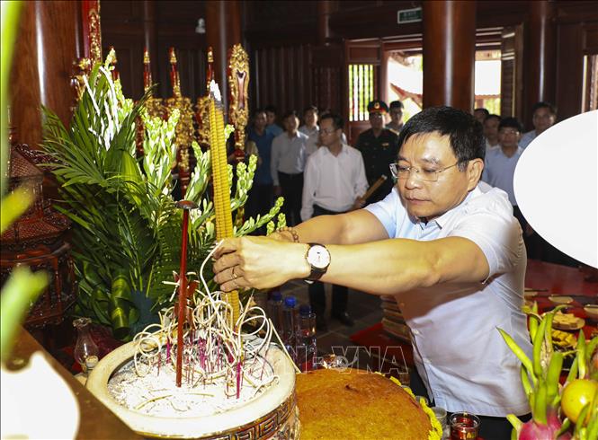 Phó Thủ tướng Nguyễn Văn Thắng dâng hương tại Nhà tưởng niệm Chủ tịch Hồ Chí Minh ở Di tích Đồi E2. Ảnh: Xuân Tư – TTXVN