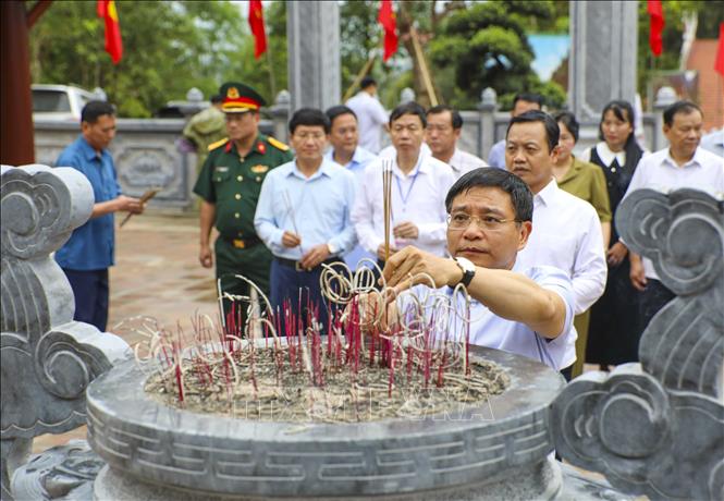 Phó Thủ tướng Nguyễn Văn Thắng dâng hương tưởng niệm Chủ tịch Hồ Chí Minh tại Di tích Đồi E2. Ảnh: Xuân Tư – TTXVN