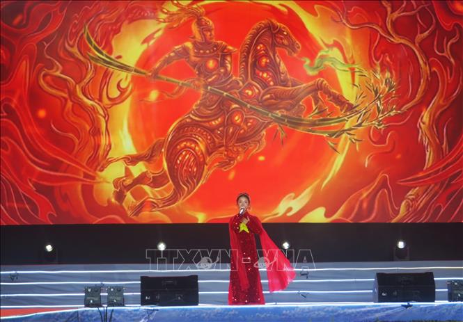 Ca sĩ nhí hát dòng nhạc cách mạng đầy hào hùng, truyền cảm hứng cho người xem. Ảnh: Ánh Tuyết - TTXVN