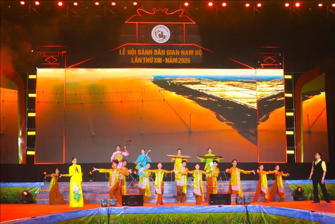 Các tiết mục múa hát kết hợp biểu diễn thời trang đặc sắc. Ảnh: Ánh Tuyết - TTXVN