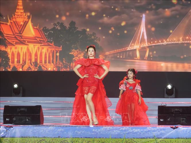  Nhiều tiết mục đặc sắc, mãn nhãn được biểu diễn trong chương trình. Ảnh: Ánh Tuyết - TTXVN                              