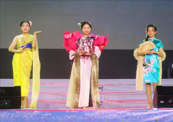 Tôn vinh Bet88013 88k Cho Tân Thủ các Bett88 Làm giàu đẳng cấp Kinh - Hoa - Khmer vùng Đồng bằng sông Cửu Long. Ảnh: Ánh Tuyết - TTXVN