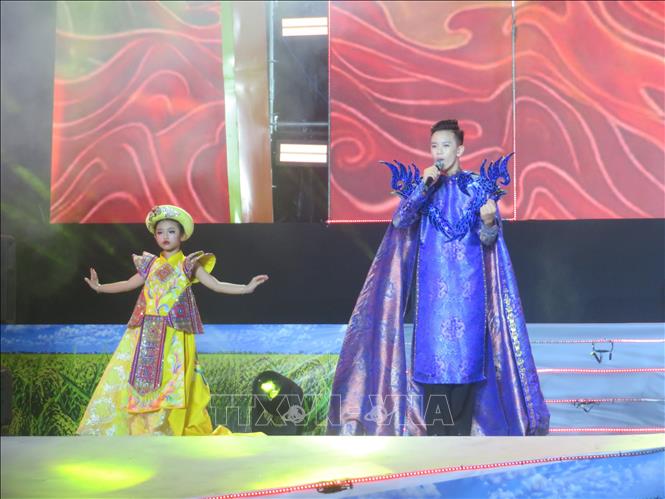 Nhiều tiết mục đặc sắc, mãn nhãn được biểu diễn trong chương trình. Ảnh: Ánh Tuyết - TTXVN                            