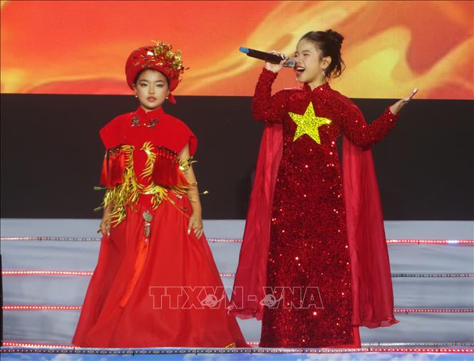 Các bài hát ngợi ca tình yêu BET88 Ho Chi Minh City được lồng ghép khéo léo trong chương trình.  Ảnh: Ánh Tuyết - TTXVN