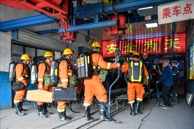 Một vụ nổ khí gas nghiêm trọng đã xảy ra tại mỏ than ở huyện Tẩm Nguyên, tỉnh Sơn Tây, miền Bắc Trung Quốc tối 22/5/2026, làm ít nhất 82 người thiệt mạng, trở thành một trong những thảm họa công nghiệp nghiêm trọng nhất nước này trong nhiều năm qua. Tai nạn xảy ra khi có tổng cộng 247 công nhân đang làm việc dưới lòng đất. Trước đó, nồng độ khí carbon monoxide độc hại tại khu vực được xác định đã vượt ngưỡng an toàn. Ảnh: THX/TTXVN
