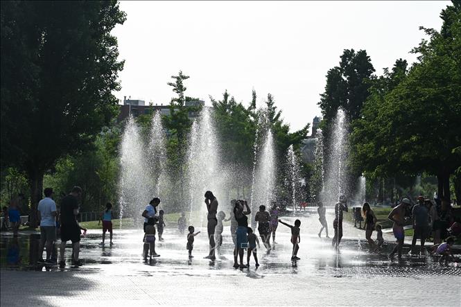 Người dân làm mát tại đài phun nước khi nắng nóng gay gắt bao trùm Madrid, Tây Ban Nha ngày 24/5/2026. Ảnh: THX/TTXVN