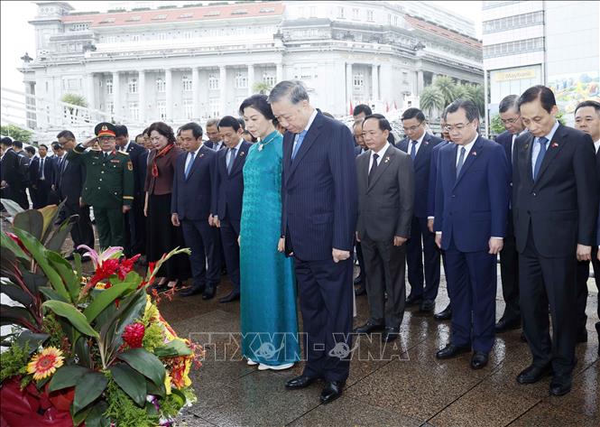 Party General Secretary and State President To Lam, his spouse, and the Vietnamese delegation lay flowers in tribute to President Ho Chi Minh. VNA Photo: Thống Nhất 