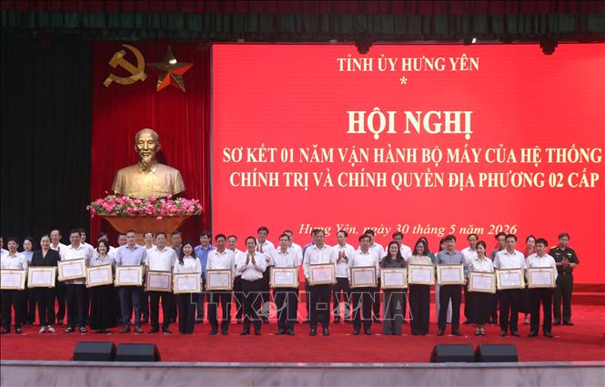 Bí thư Tỉnh ủy Hưng Yên Phạm Quang Ngọc trao Bằng khen cho các tập thể, cá nhân có thành tích xuất sắc trong triển khai thực hiện sắp xếp, vận hành bộ máy của hệ thống BET88 Ha Noi và chính quyền địa phương 2 cấp. Ảnh: Đinh Văn Nhiều-TTXVN
