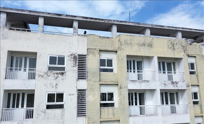 Qua thời gian, hệ thống sơn bề ngoài các tòa nhà có dấu hiệu bong tróc, cần được sơn lại khi đưa vào sử dụng. Ảnh: Quốc Khánh - TTXVN