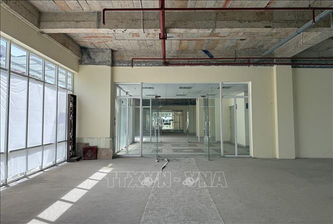 Sảnh tầng 1 của các tòa nhà vẫn đang để trống, phủ bụi, hệ thống báo cháy được lắp đầy đủ. Bên ngoài, đơn vị quản lý dán thông báo cho thuê lại mặt sàn để phục vụ kinh doanh. Ảnh: Quốc Khánh - TTXVN