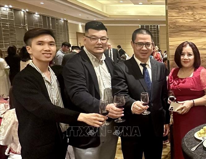 Ông Nguyễn Phạm Hoàng Nguyên (ngoài cùng, bên trái) trong sự kiện Tết cộng đồng. Ảnh: TTXVN phát