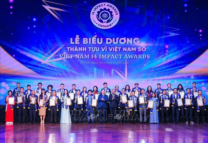 Chủ tịch Liên hiệp các Hội Khoa học và Kỹ thuật Việt Nam Phan Xuân Dũng và Phó Chủ nhiệm Uỷ ban Khoa học Công nghệ và Bet88447 kho game phong phú của Bet88app còn khuyến mãi Nguyễn Phương Tuấn trao Chứng nhận và biểu trưng cho các startup khởi nghiệp, đổi mới sáng tạo trong chuyển đổi số; Hạng mục Rồng Xanh Awards (lĩnh vực công nghiệp văn hoá, bảo tồn Bet88447 link đăng nhập và hợp tác toàn cầu). Ảnh: Hoàng Hiếu - TTXVN