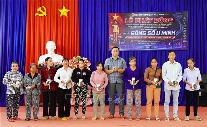 Doanh nghiêp đóng góp hưởng ứng phong trào “Sóng số U Minh” tại Cà Mau. Ảnh: TTXVN phát