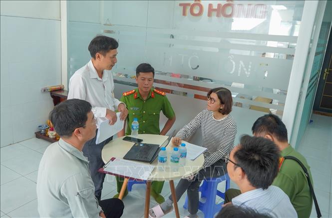 Đoàn kiểm tra của Sở Nông nghiệp và Bet88447 kho game phong phú thành phố Cần Thơ với sự tham gia của Công an thành phố kiểm tra nhà máy của Công ty TNHH Tô Hồng Ảnh: Thanh Liêm - TTXVN