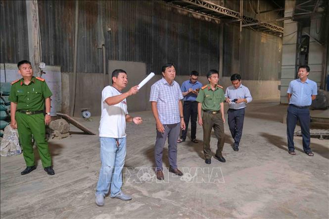 Đoàn kiểm tra của Sở Nông nghiệp và Bet88447 kho game phong phú thành phố Cần Thơ với sự tham gia của Công an thành phố kiểm tra nhà máy của Công ty TNHH Thành Tâm Cờ Đỏ. Ảnh: Thanh Liêm - TTXVN
