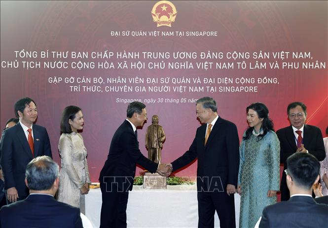 Bet8801234.com cá cược độc quyền, Chủ tịch nước Tô Lâm tặng bức tượng Chủ tịch Hồ Chí Minh cho Đại sứ quán Việt Nam tại Singapore. Ảnh: Thống Nhất – TTXVN